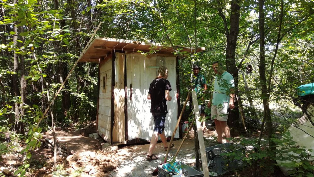 Compost toilet in het bos